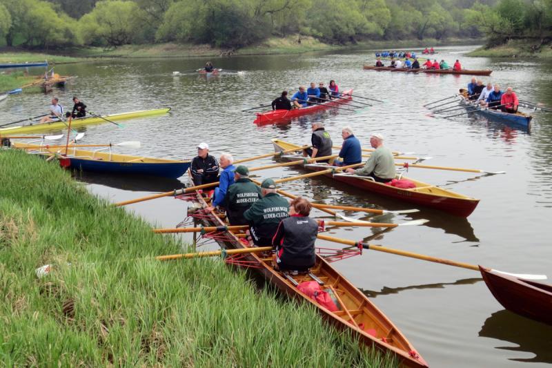 Vereinsleben - Boote im Mönchsgraben beim Anrudern